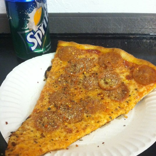 Das Foto wurde bei Bibo&#39;s NY Pizza von Frankie F. am 3/3/2012 aufgenommen