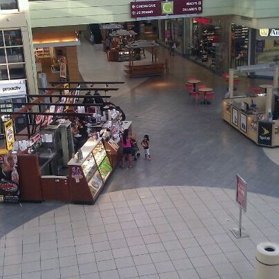 รูปภาพถ่ายที่ Greenbrier Mall โดย Marcus M. เมื่อ 3/15/2012