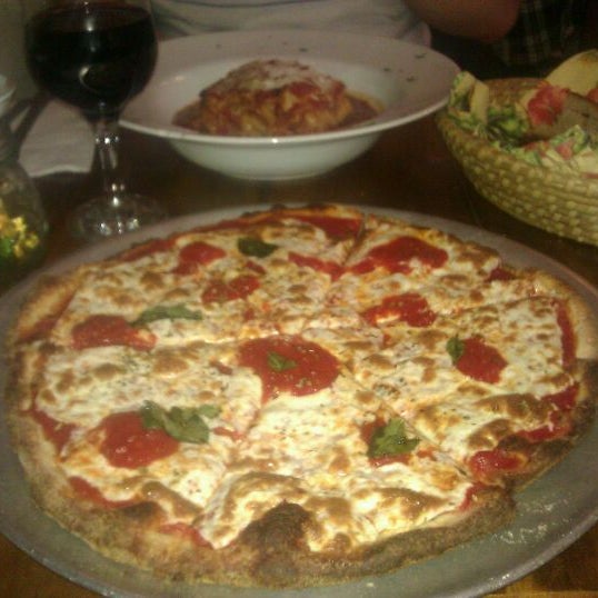 Das Foto wurde bei La Nonna Pizzeria Trattoria Paninoteca von Lourdes P. am 4/27/2012 aufgenommen