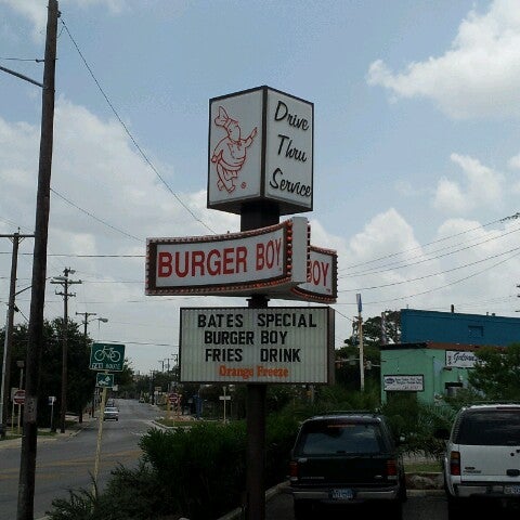 รูปภาพถ่ายที่ Burger Boy โดย Michael M. เมื่อ 7/27/2012