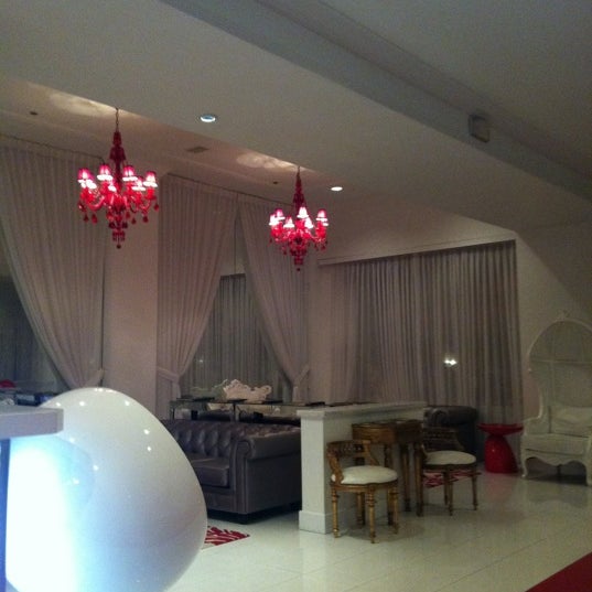 Foto diambil di RED South Beach Hotel oleh Thais K. pada 5/20/2012