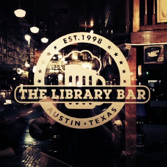 รูปภาพถ่ายที่ Library Bar โดย Martin R. เมื่อ 3/11/2012