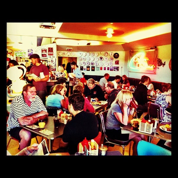 Foto tirada no(a) Diner Deluxe por Chelsea S. em 8/18/2012