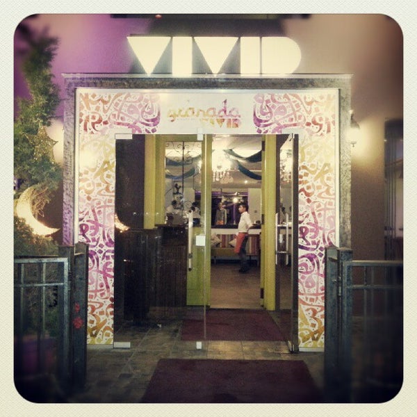 Снимок сделан в Vivid Restaurant &amp; Cafe Lounge пользователем Alaa T. 7/21/2012
