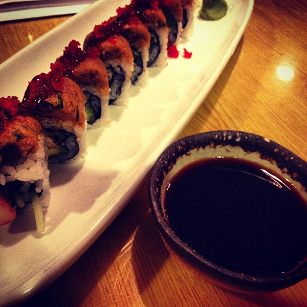 Das Foto wurde bei Murasaki Restaurant and Sushi Bar von Tristan C. am 2/29/2012 aufgenommen