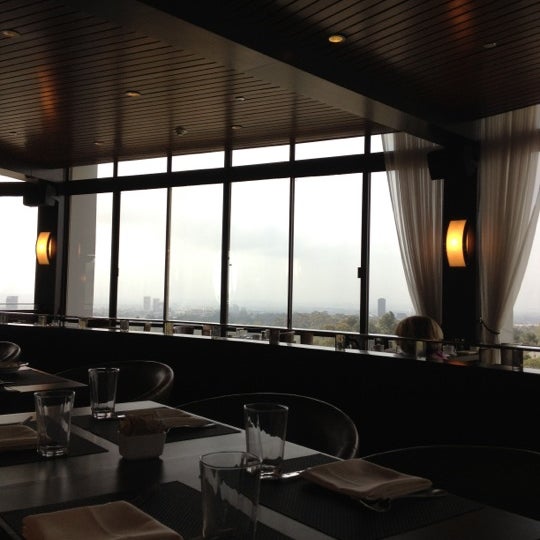 6/9/2012 tarihinde Allie T.ziyaretçi tarafından West Restaurant &amp; Lounge'de çekilen fotoğraf