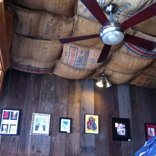 Foto tirada no(a) Higher Grounds Coffeehouse por Alesha B. em 6/2/2012