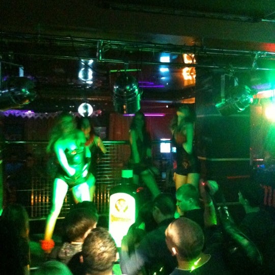 Foto tomada en Bar&amp;Club 50/50  por Нонна В. el 4/12/2012