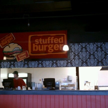 Снимок сделан в Stuffed Burger пользователем Danielle C. 7/31/2012