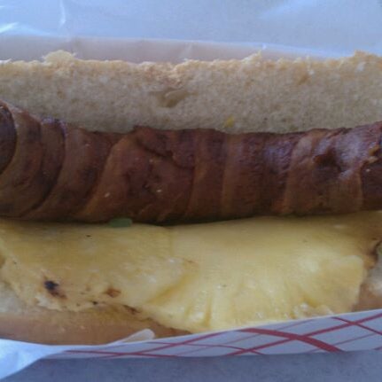 รูปภาพถ่ายที่ Pee Wee&#39;s Famous Hot Dogs and Hamburgers โดย Kristy M. เมื่อ 4/6/2012