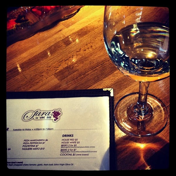 รูปภาพถ่ายที่ Sara the Wine Bar โดย Justin C. เมื่อ 6/23/2012