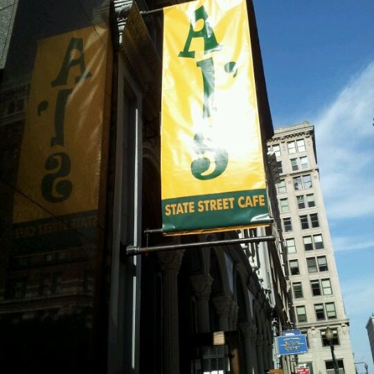 รูปภาพถ่ายที่ Al&#39;s State Street Cafe โดย Kari เมื่อ 4/16/2012