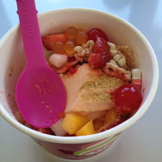 4/6/2012에 Alex G.님이 Menchie&#39;s Frozen Yogurt - University Town Center에서 찍은 사진