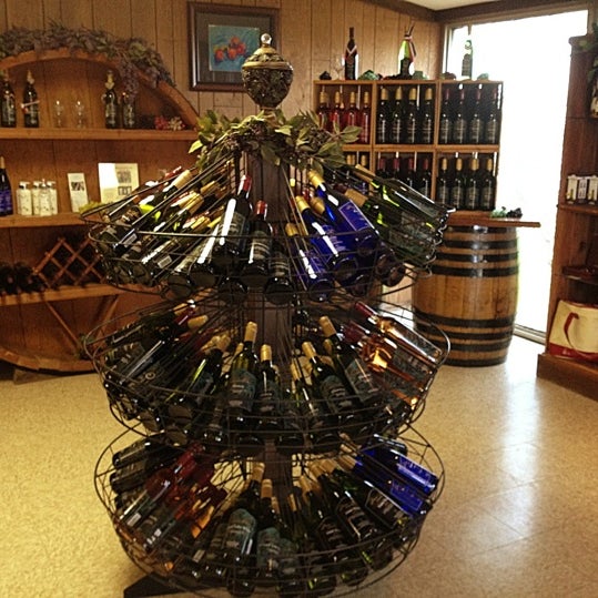 4/10/2012 tarihinde Tricia M.ziyaretçi tarafından Penn Shore Winery and Vineyards'de çekilen fotoğraf