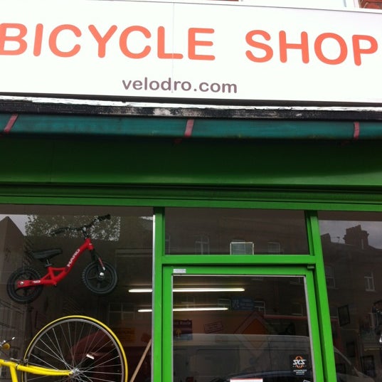 Foto tomada en Machine Cycling Café/Bike Shop and Repairs  por Toyin D. el 5/17/2012