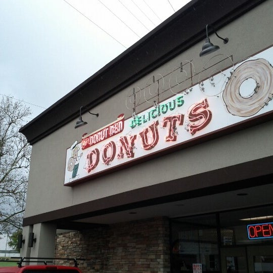 รูปภาพถ่ายที่ Donut Den โดย Joe E. เมื่อ 7/12/2012