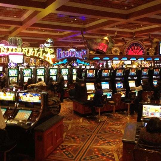 รูปภาพถ่ายที่ GrandWest Casino And Entertainment World โดย Flávio C. เมื่อ 9/4/2012