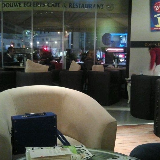 Das Foto wurde bei Douwe Egberts Coffee &amp; Restaurant von oksan y. am 2/18/2012 aufgenommen