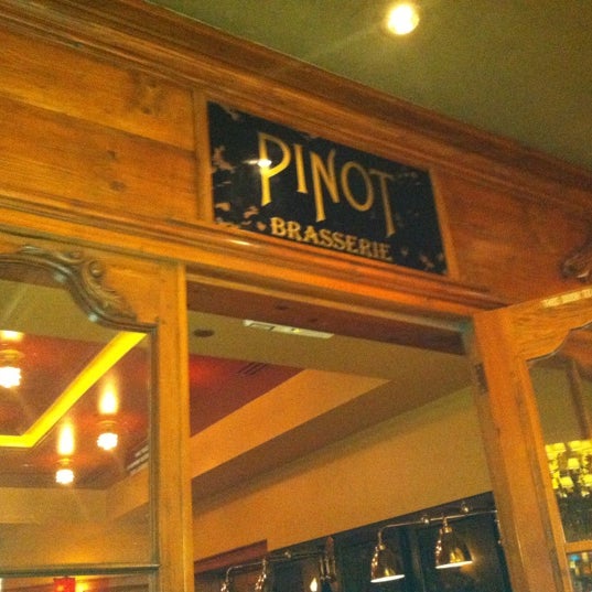 รูปภาพถ่ายที่ Pinot Brasserie โดย Joe C. เมื่อ 8/18/2012