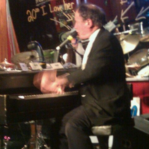 Foto tomada en 88 Keys Sports Bar with Dueling Pianos  por chris a. el 2/5/2012