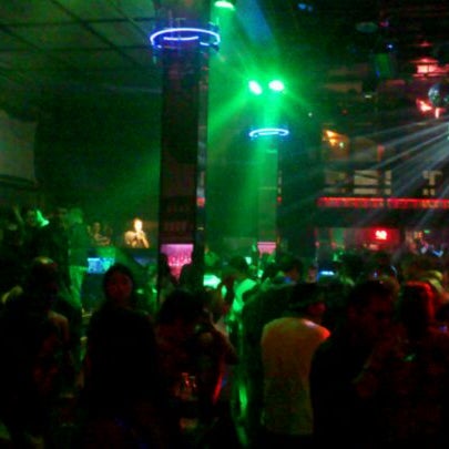 Foto scattata a Neighbours Nightclub da McKenzie il 4/15/2012