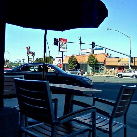 Photo taken at The Coffee Bean &amp; Tea Leaf by Christopher R. on 3/4/2012