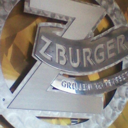 2/7/2012 tarihinde Keya A.ziyaretçi tarafından Z-Burger'de çekilen fotoğraf