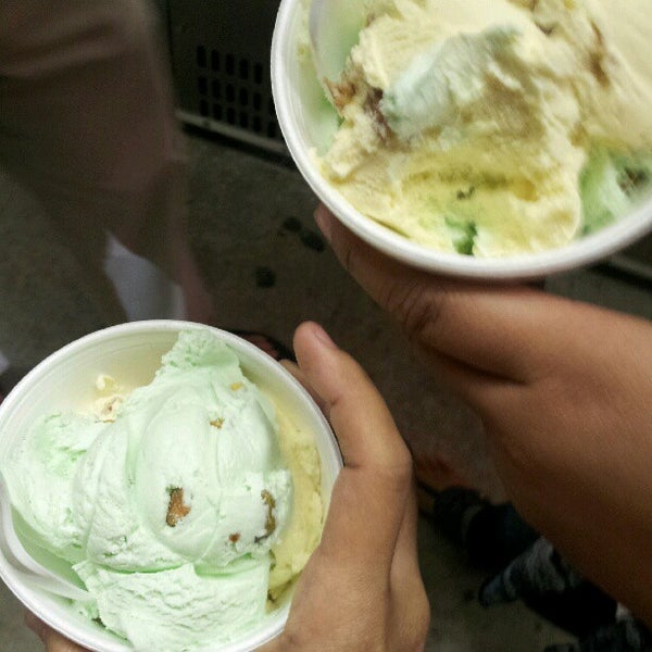 รูปภาพถ่ายที่ Curly&#39;s Ice Cream &amp; Frozen Yogurt โดย Christianne J S. เมื่อ 6/3/2012