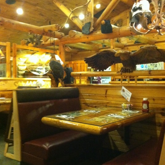 รูปภาพถ่ายที่ Log Cabin Family Restaurant โดย David M. เมื่อ 5/27/2012