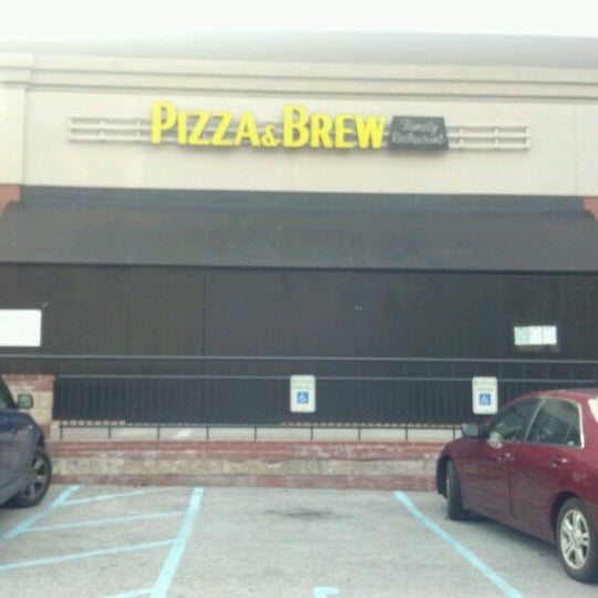 Das Foto wurde bei Pizza &amp; Brew Scarsdale von Mark S. am 9/2/2012 aufgenommen