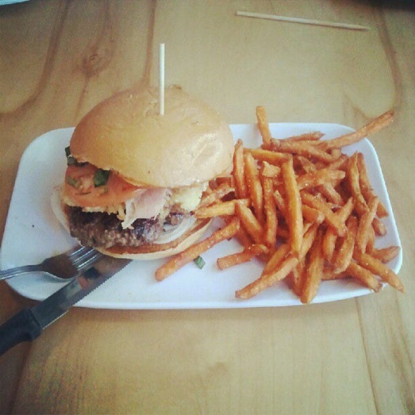 รูปภาพถ่ายที่ Crave Real Burgers โดย Erik O. เมื่อ 7/1/2012