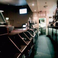 Foto scattata a Legends &amp; The Lounge da Edward il 2/3/2012