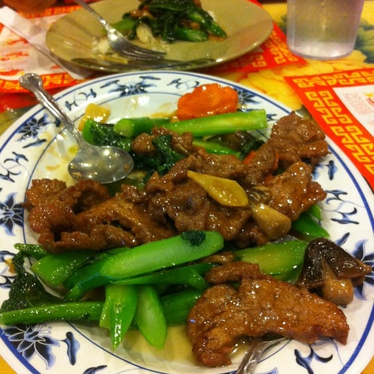 8/31/2012 tarihinde Aaron H.ziyaretçi tarafından Din Ho Chinese BBQ'de çekilen fotoğraf