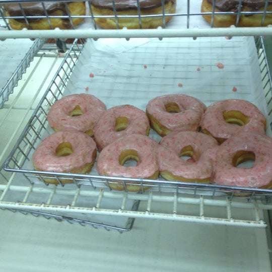 รูปภาพถ่ายที่ Dat Donut โดย Rock P. เมื่อ 4/26/2012