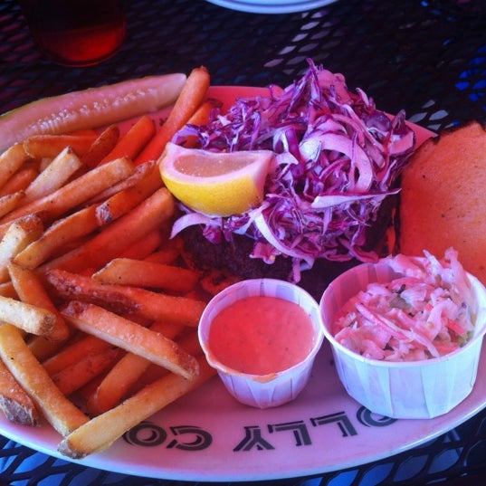 Foto tomada en Molly Cool&#39;s Seafood Tavern  por Danny R. el 8/21/2012