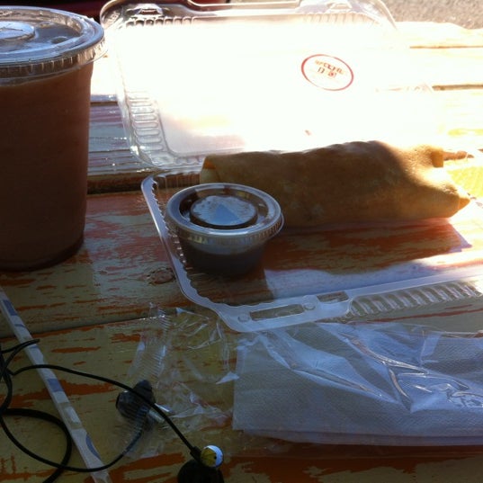 Foto tomada en Flippin&#39; Out Crepes &amp; Coffee  por E R. el 4/21/2012