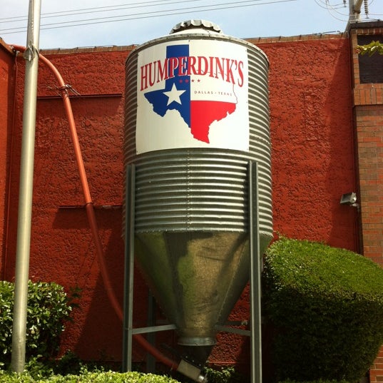 Photo taken at Humperdinks Restaurant &amp; Brewpub - Greenville by Ron E. on 5/1/2012