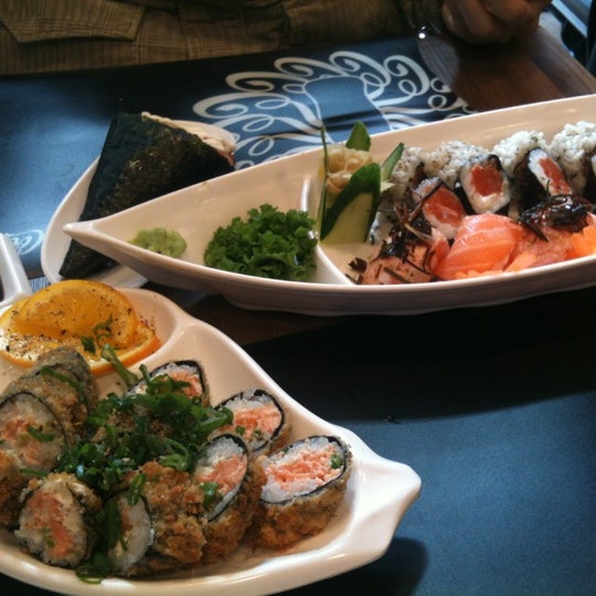 Photo taken at Sushi Seninha by Bruna W. on 7/30/2012
