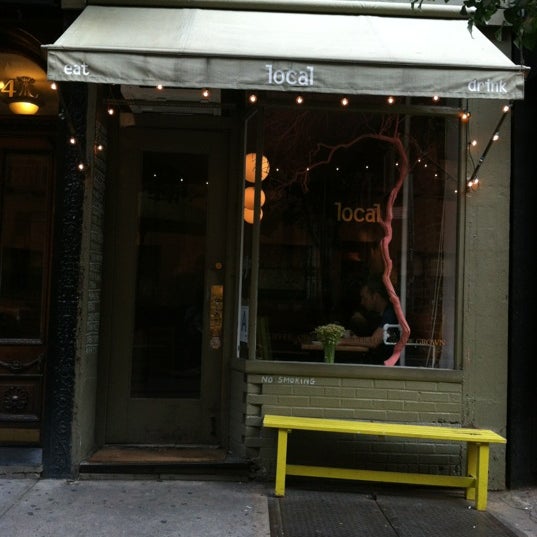 6/20/2012 tarihinde Christopher J.ziyaretçi tarafından Local Café'de çekilen fotoğraf
