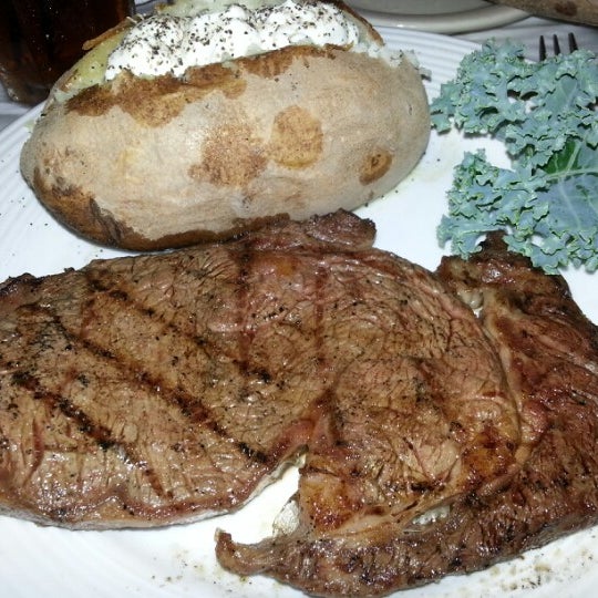 Photo taken at Tree Steak House &amp; Oak Bar by Priscilla S. on 8/5/2012