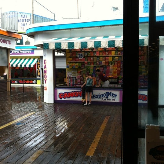 Foto scattata a Pier Grill And Pizza da Matt D. il 8/27/2012