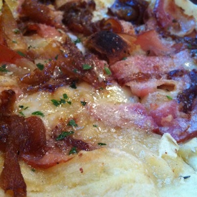 Foto diambil di Mia&#39;s Pizzas oleh Lauren Y. pada 7/29/2012