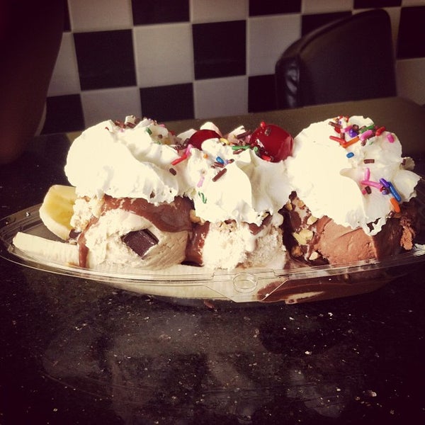 Foto diambil di Larry&#39;s Homemade Ice Cream oleh Marcus B. pada 8/7/2012