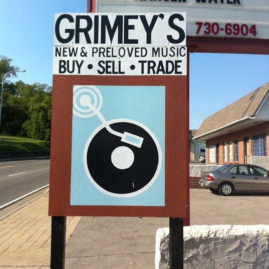 รูปภาพถ่ายที่ Grimey&#39;s New &amp; Preloved Music โดย Jordan S. เมื่อ 7/31/2012