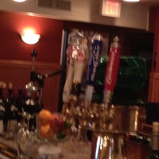 Foto tomada en Columbia Inn Restaurant  por Bob K. el 3/16/2012