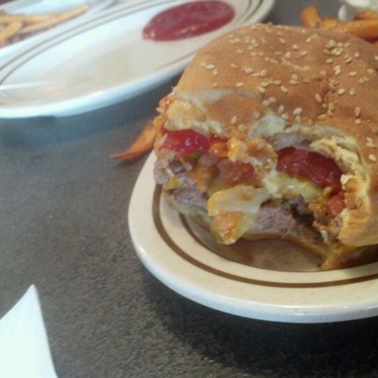 Foto scattata a CG Burgers da Michael E. il 2/26/2012