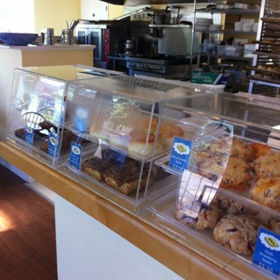 Foto tomada en Buttercloud Bakery &amp; Cafe  por J. Mike S. el 8/4/2012