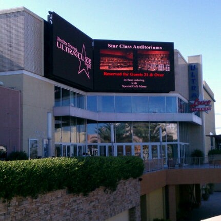 Das Foto wurde bei UltraLuxe Anaheim Cinemas at GardenWalk von George M. am 8/19/2012 aufgenommen