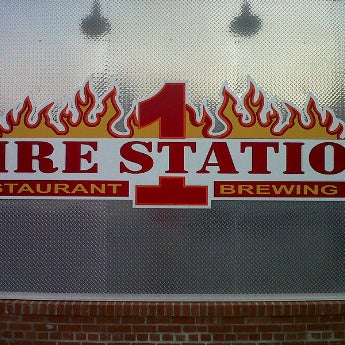 7/10/2012 tarihinde Avery J.ziyaretçi tarafından Fire Station 1 Restaurant &amp; Brewing Co.'de çekilen fotoğraf