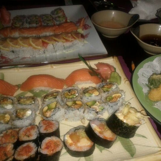Foto scattata a Yashi Sushi da Quoc B. il 4/7/2012
